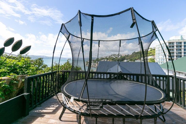 Photo of property in 10 Oriental Terrace, Mount Victoria, Wellington, 6011