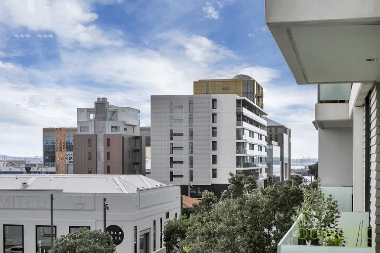 Photo of property in Halsey Apartments At Lighter Quay, 401/75 Halsey Street, Auckland Central, Auckland, 1010