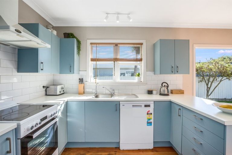 Photo of property in 44 Grays Road, Plimmerton, Porirua, 5026