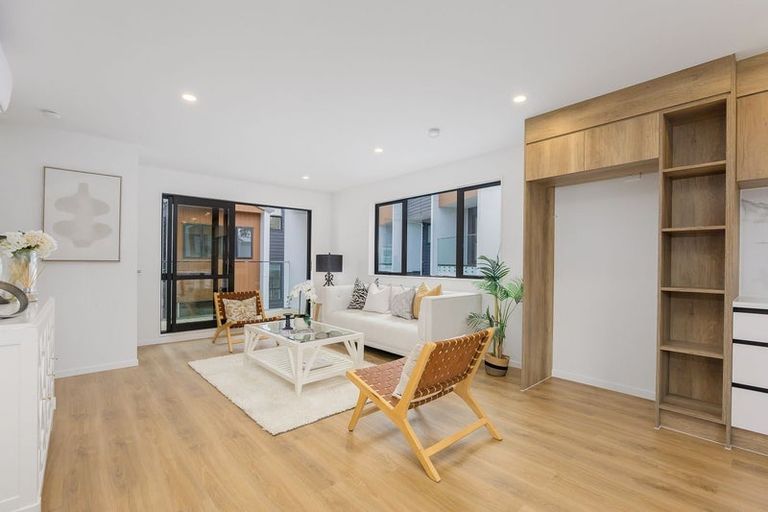 Photo of property in 10/6 Woodhouse Place, West Harbour, Auckland, 0618