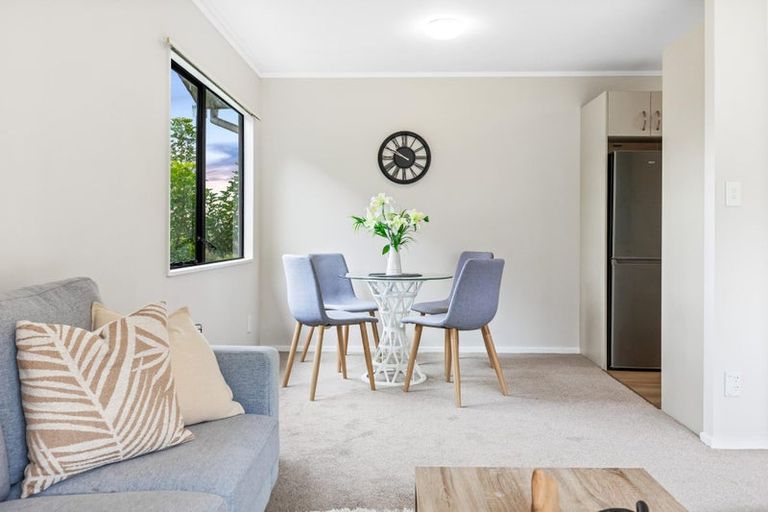 Photo of property in 3 Fernhaven Place, Massey, Auckland, 0614