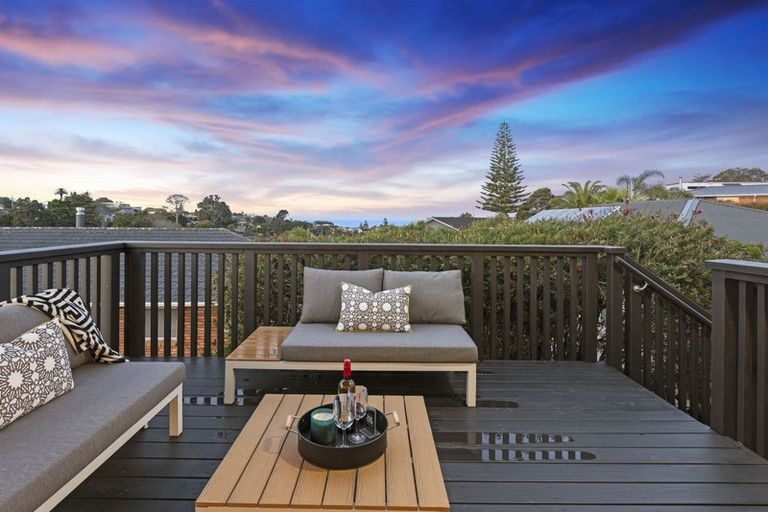 Photo of property in 2/52 Maxwelton Drive, Mairangi Bay, Auckland, 0630