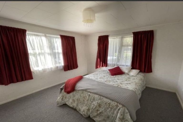 Photo of property in 1 Pohue Grove, Stokes Valley, Lower Hutt, 5019