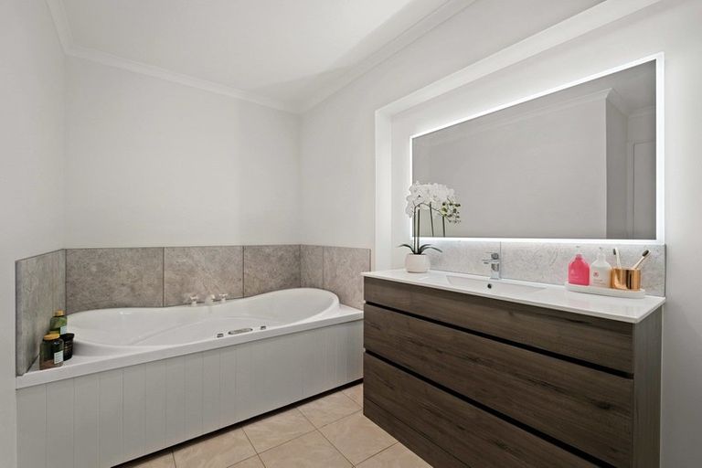 Photo of property in 3 Mackinnon Terrace, Sunshine Bay, Queenstown, 9300