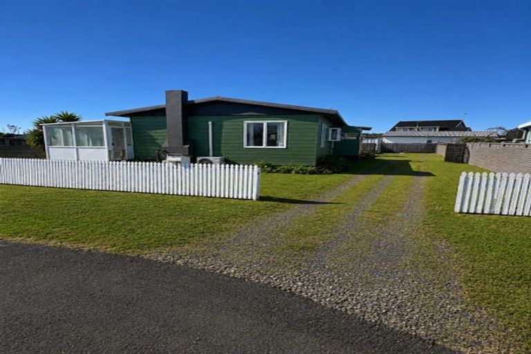 Photo of property in 8 Hart Street, Foxton Beach, Foxton, 4815