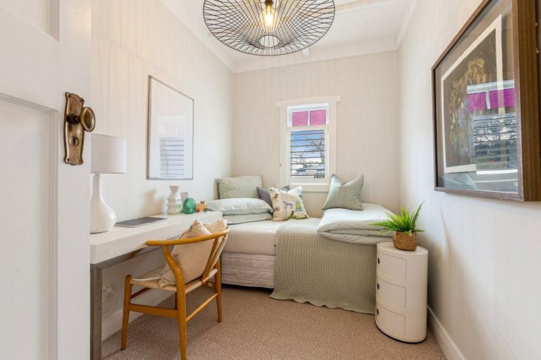 Photo of property in 18 William Bond Street, Stanley Point, Auckland, 0624