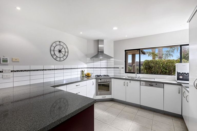 Photo of property in 21 Scarlet Oak Drive, Schnapper Rock, Auckland, 0632