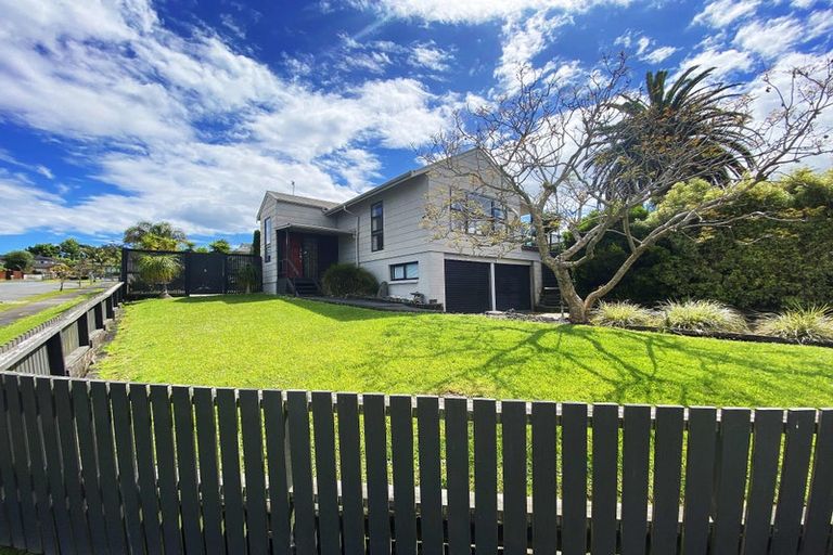 Photo of property in 24 Granville Drive, Massey, Auckland, 0614