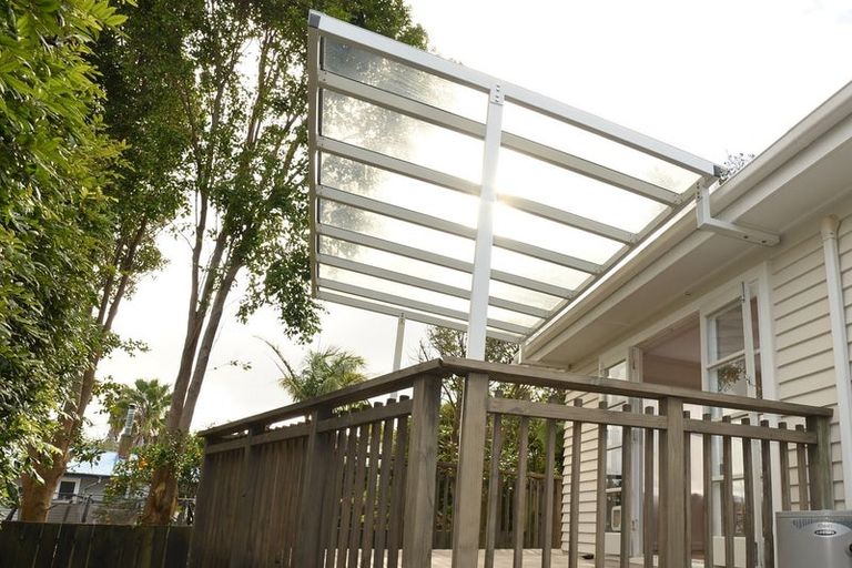 Photo of property in 1/190 East Coast Road, Forrest Hill, Auckland, 0620