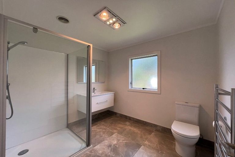 Photo of property in 21 Meadowood Drive, Unsworth Heights, Auckland, 0632