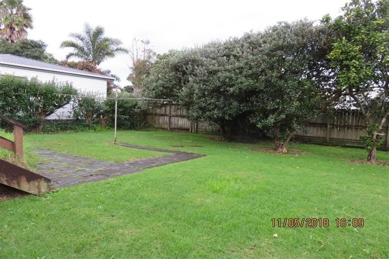 Photo of property in 74 Neil Avenue, Te Atatu Peninsula, Auckland, 0610