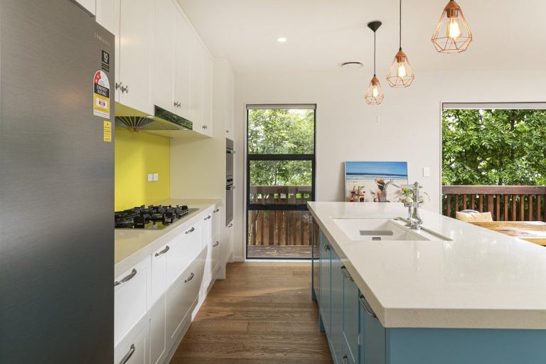 Photo of property in 8b Dallinghoe Crescent, Milford, Auckland, 0620