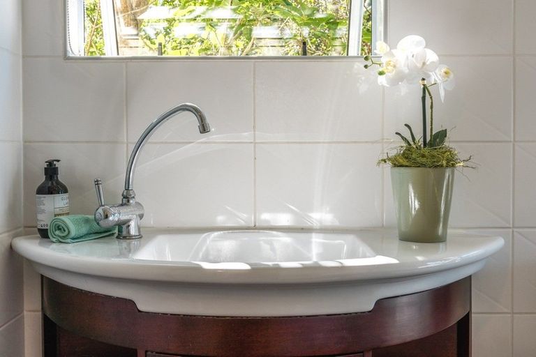 Photo of property in 88 Queens Drive, Oneroa, Waiheke Island, 1081