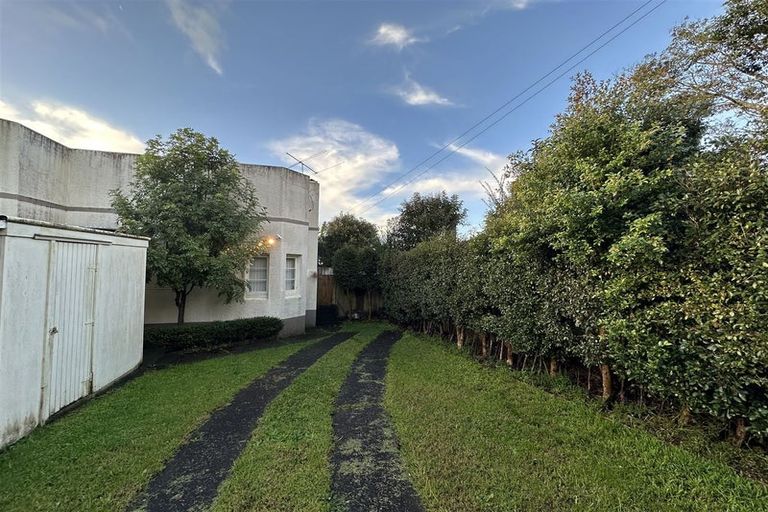 Photo of property in 2/54 Lynwood Road, New Lynn, Auckland, 0600