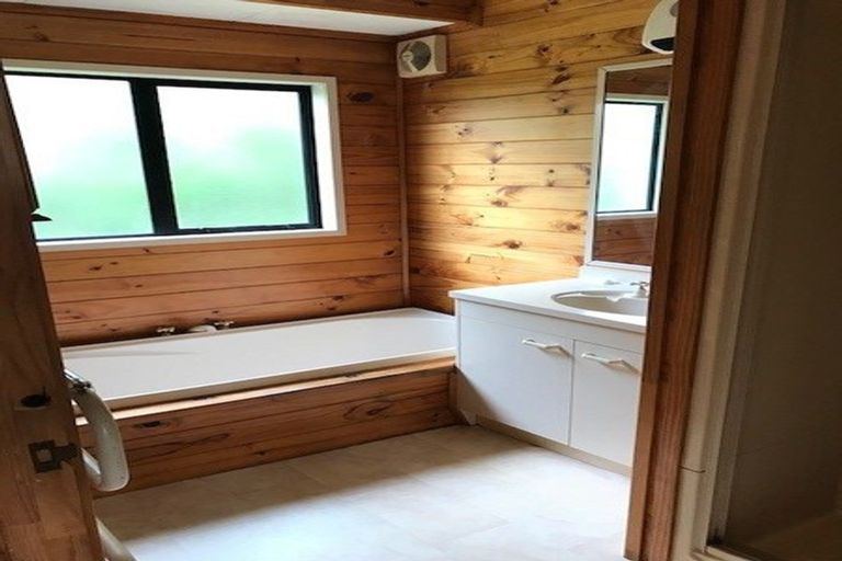 Photo of property in 5 Camilla Grove, Totara Vale, Auckland, 0629