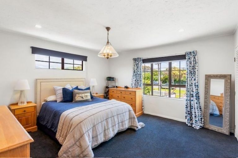 Photo of property in 261 Te Moana Road, Waikanae, 5036