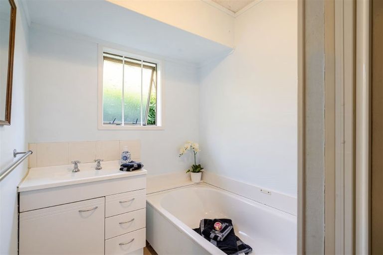 Photo of property in 2/30 Bentley Avenue, Glenfield, Auckland, 0629