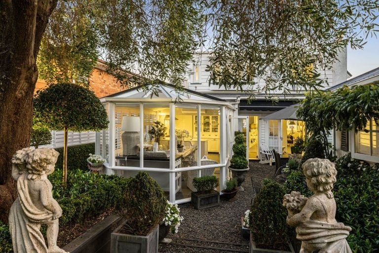 Photo of property in 10 Queens Parade, Devonport, Auckland, 0624