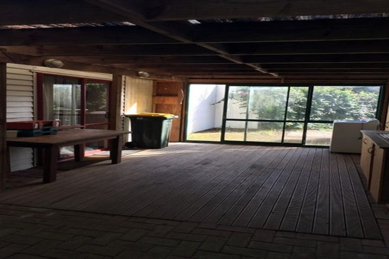 Photo of property in 43 Sunnyvale Road, Massey, Auckland, 0614