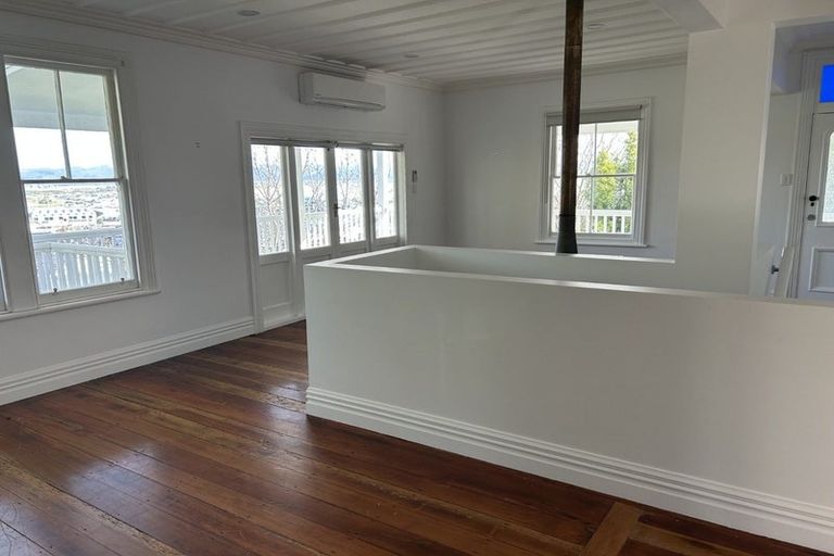 Photo of property in 1 Denholm Road, Hospital Hill, Napier, 4110