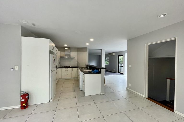 Photo of property in 3/252 East Coast Road, Forrest Hill, Auckland, 0620
