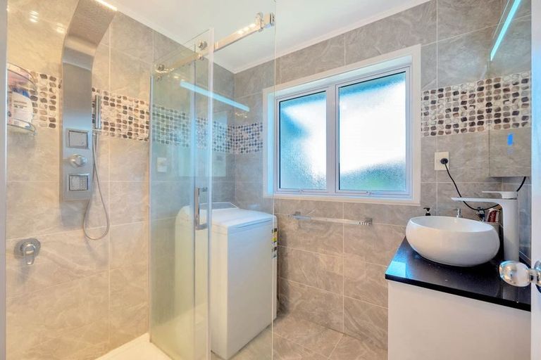 Photo of property in 31 Thornlow Street, Glendene, Auckland, 0602