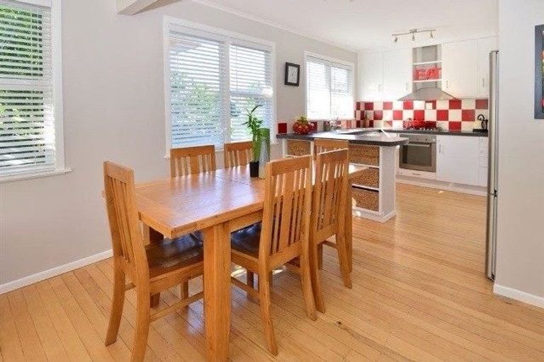 Photo of property in 17 Springtime Crescent, Stanmore Bay, Whangaparaoa, 0932