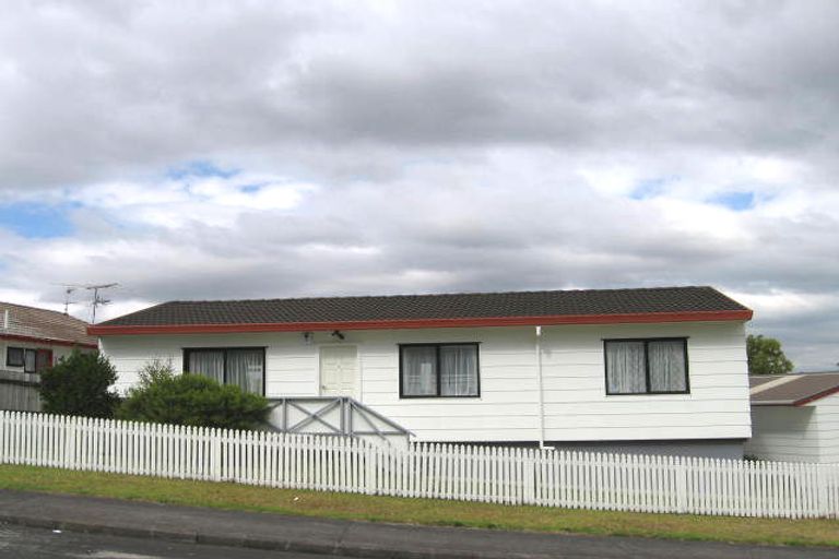 Photo of property in 5 Madigan Place, Glendene, Auckland, 0602