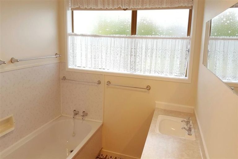 Photo of property in 2/84 Pupuke Road, Hillcrest, Auckland, 0627