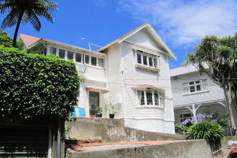 Photo of property in 17 Lower North Terrace, Kelburn, Wellington, 6012