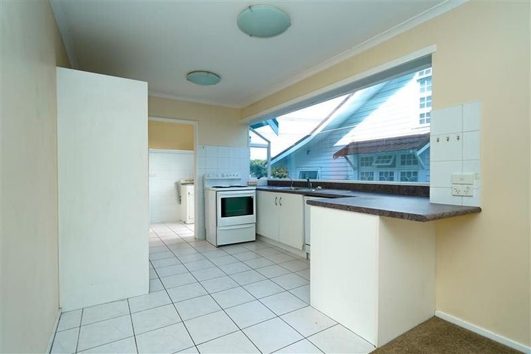 Photo of property in 1/1 Moana Avenue, Bayswater, Auckland, 0622
