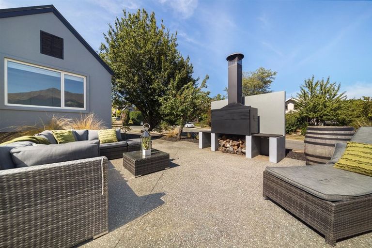 Photo of property in 33 Oregon Drive, Kelvin Heights, Queenstown, 9300