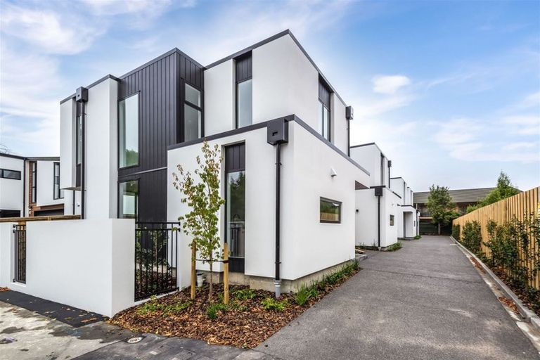 Photo of property in 2/10 Bishop Street, Green Bay, Auckland, 0604