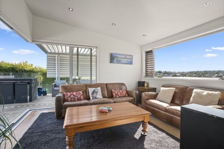 Photo of property in 28 Rothesay Bay Road, Rothesay Bay, Auckland, 0630