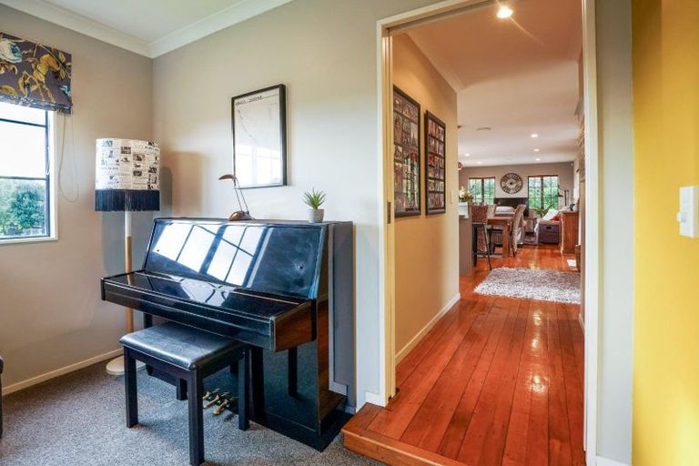 Photo of property in 16 La Lena Grove, Fitzherbert, Palmerston North, 4410