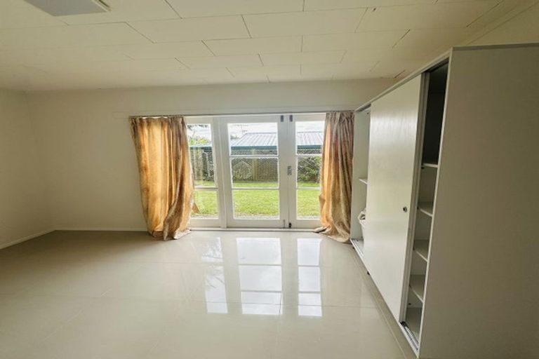 Photo of property in 1/54 Target Road, Totara Vale, Auckland, 0629