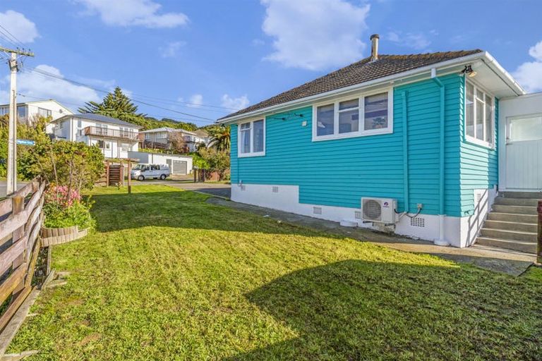Photo of property in 2 Ngahue Crescent, Elsdon, Porirua, 5022