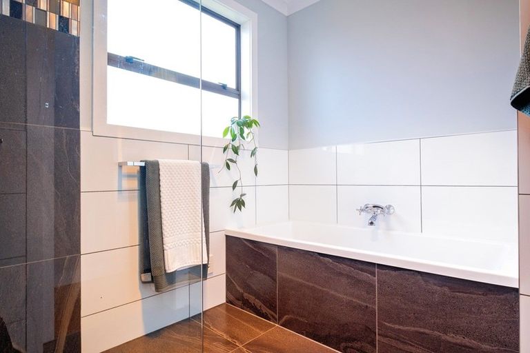 Photo of property in 3 Memorial Park Avenue, Haumoana, 4102