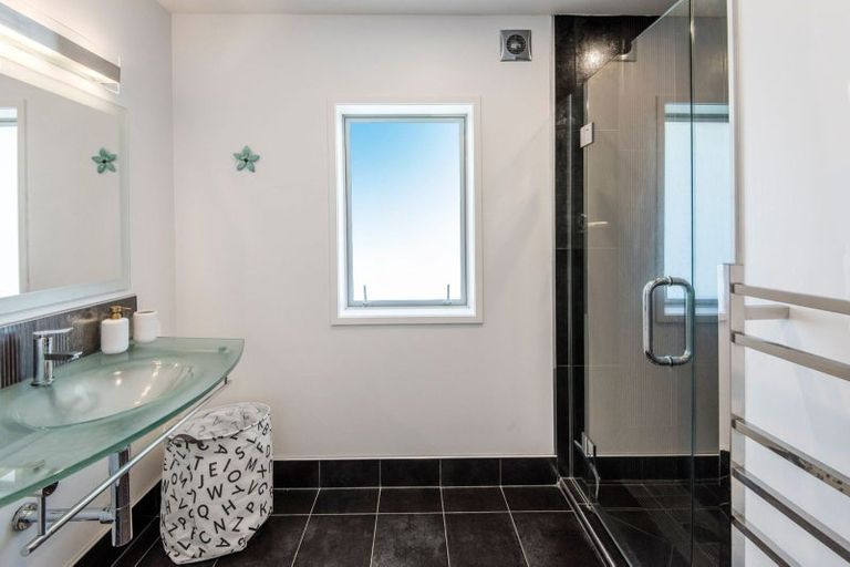 Photo of property in 2/41 Merani Street, Narrow Neck, Auckland, 0622