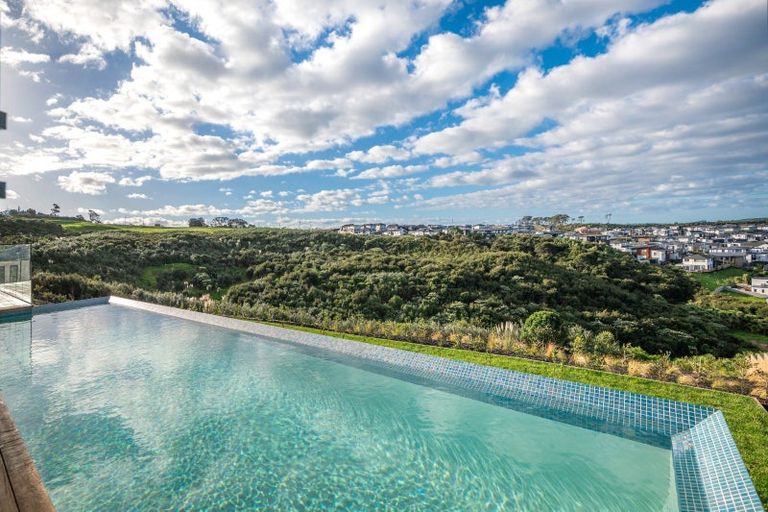 Photo of property in 15 Ridgelea Road, Long Bay, 0792