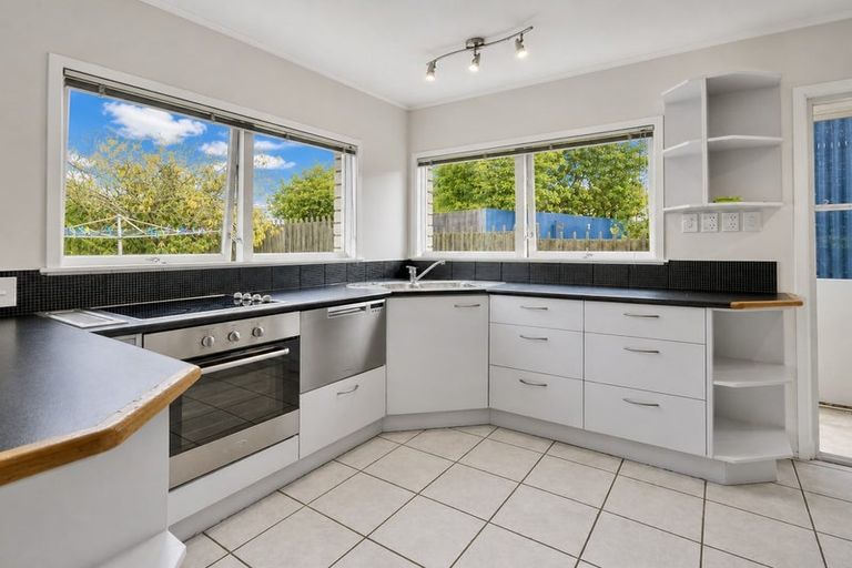 Photo of property in 2/66 Becroft Drive, Forrest Hill, Auckland, 0620
