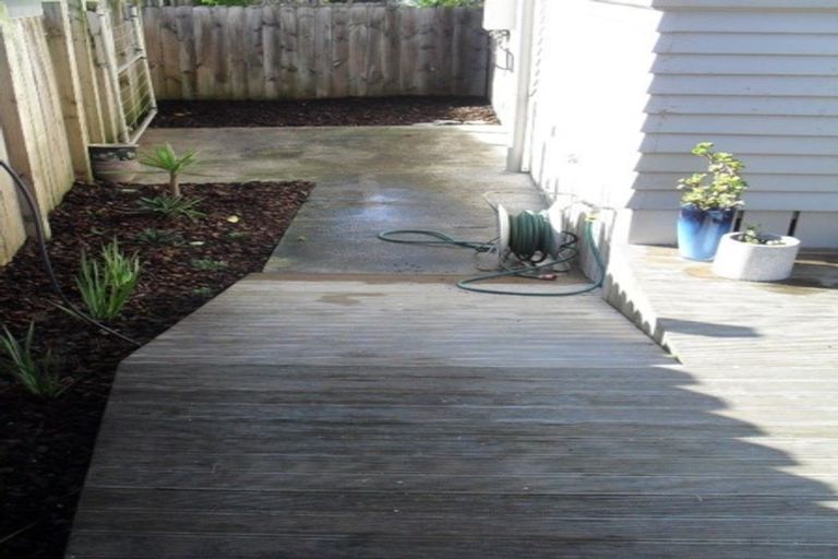 Photo of property in 2a Exmouth Road, Northcote, Auckland, 0627