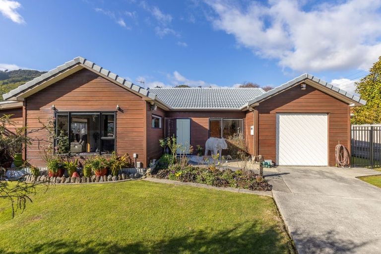 Photo of property in 19 Pehi Kupa Street, Waikanae, 5036