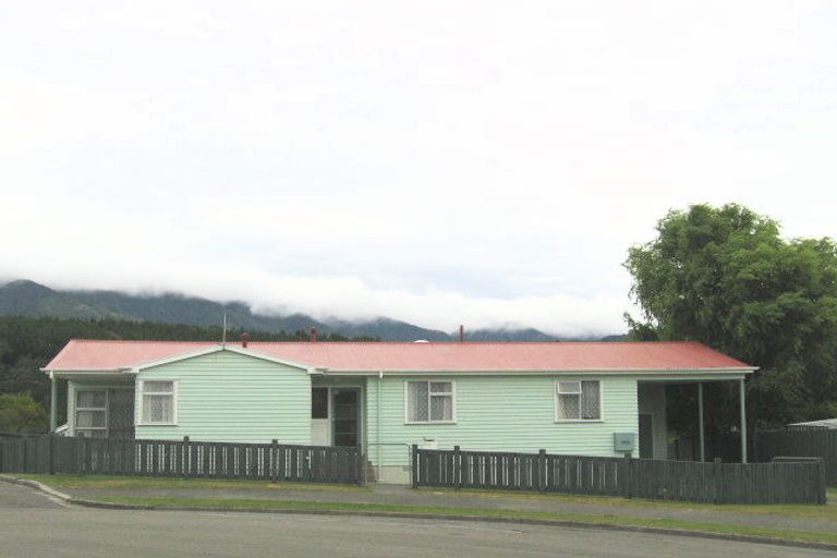 Photo of property in 14 Aniseed Grove, Timberlea, Upper Hutt, 5018