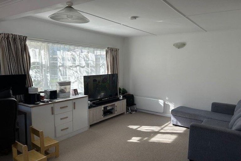 Photo of property in 18 Saulbrey Grove, Woburn, Lower Hutt, 5010