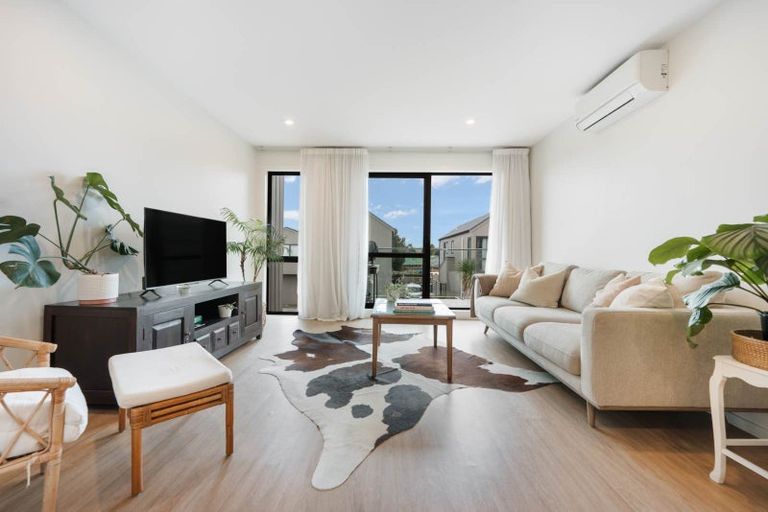 Photo of property in 20 Otaimako Place, Mangere, Auckland, 2022