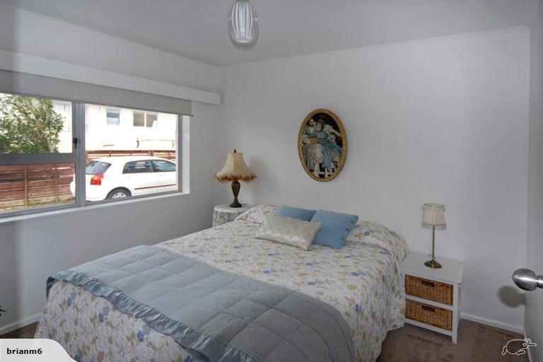 Photo of property in 7a Cheyne Walk, Newlands, Wellington, 6037