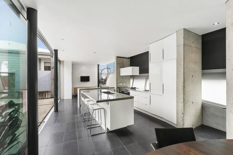 Photo of property in 3b Salmont Place, Kelburn, Wellington, 6012