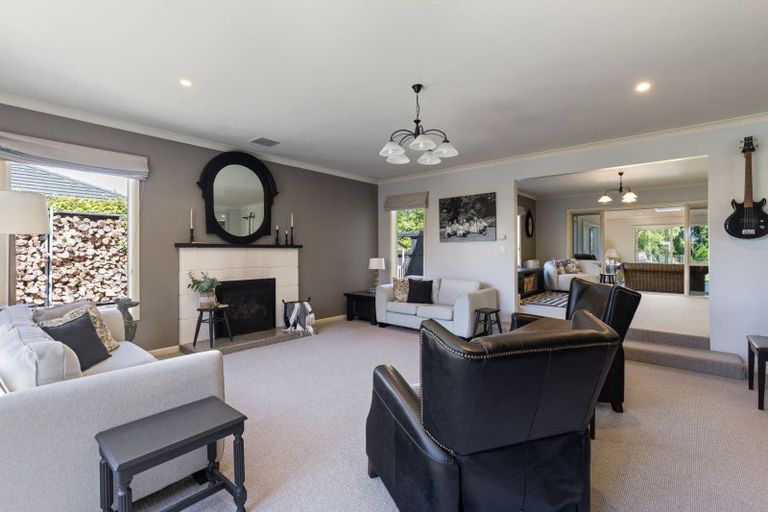 Photo of property in 33 Royal Oak Drive, Kelvin Grove, Palmerston North, 4414