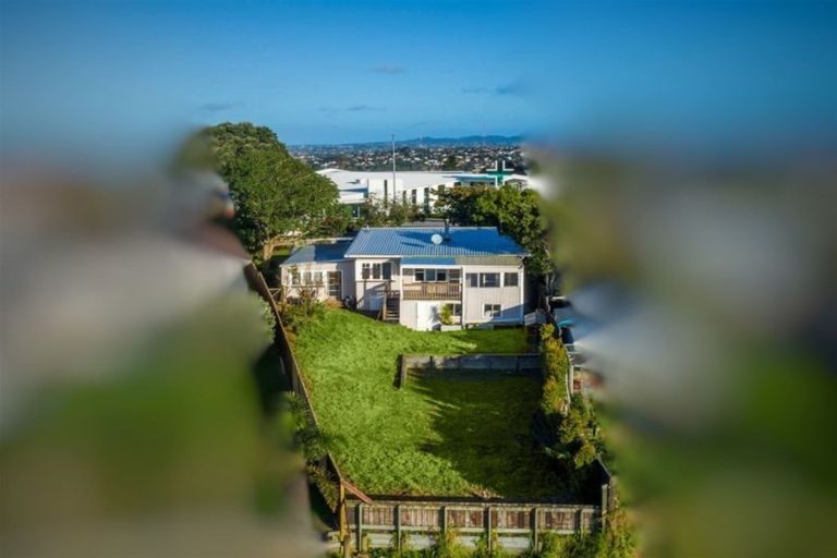 Photo of property in 50 Hobsonville Road, West Harbour, Auckland, 0618